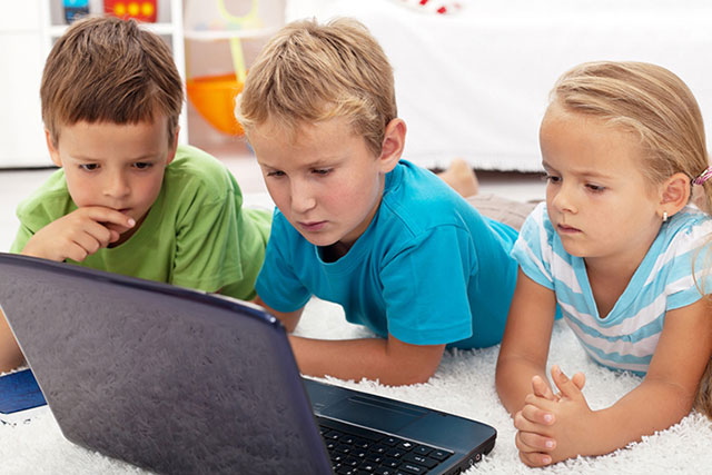 کنترل فرزندان در اینترنت: ۱۰ قانونی که لازم است بپذیرند