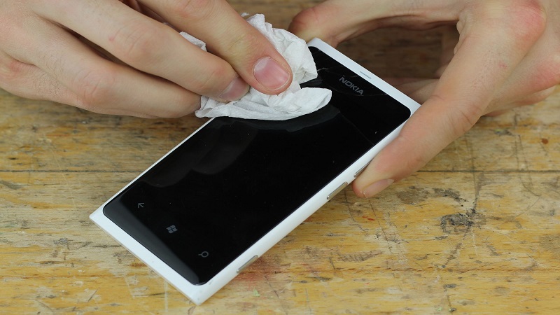 پاک کردن خط و خش گوشی با استفاده از چند روش ساده