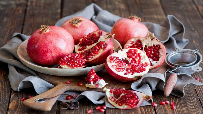 Pomegranate is one of Yalda's night specialties.