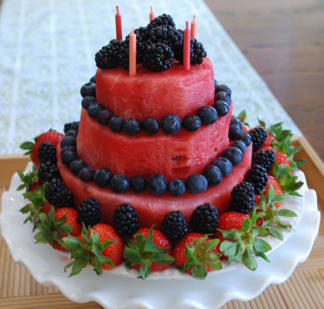 طراحی کیک با میوه های قرمز رنگ مانند هندوانه